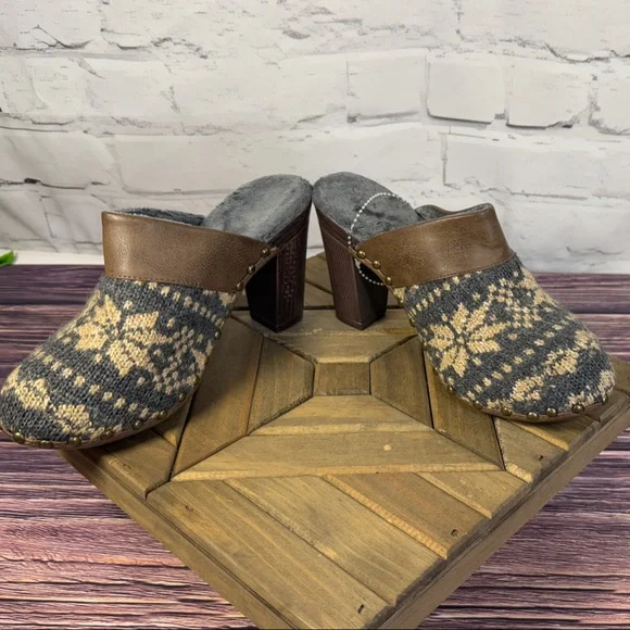 Muk Luks Gray and Brown Knit Heeled Clogs Nordic Print faux fur lined - Picture 11 of 11